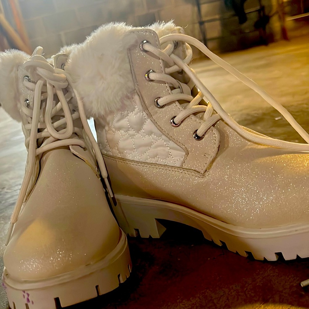 I’m sellling white BCBG boots for 20$ their clean but not new